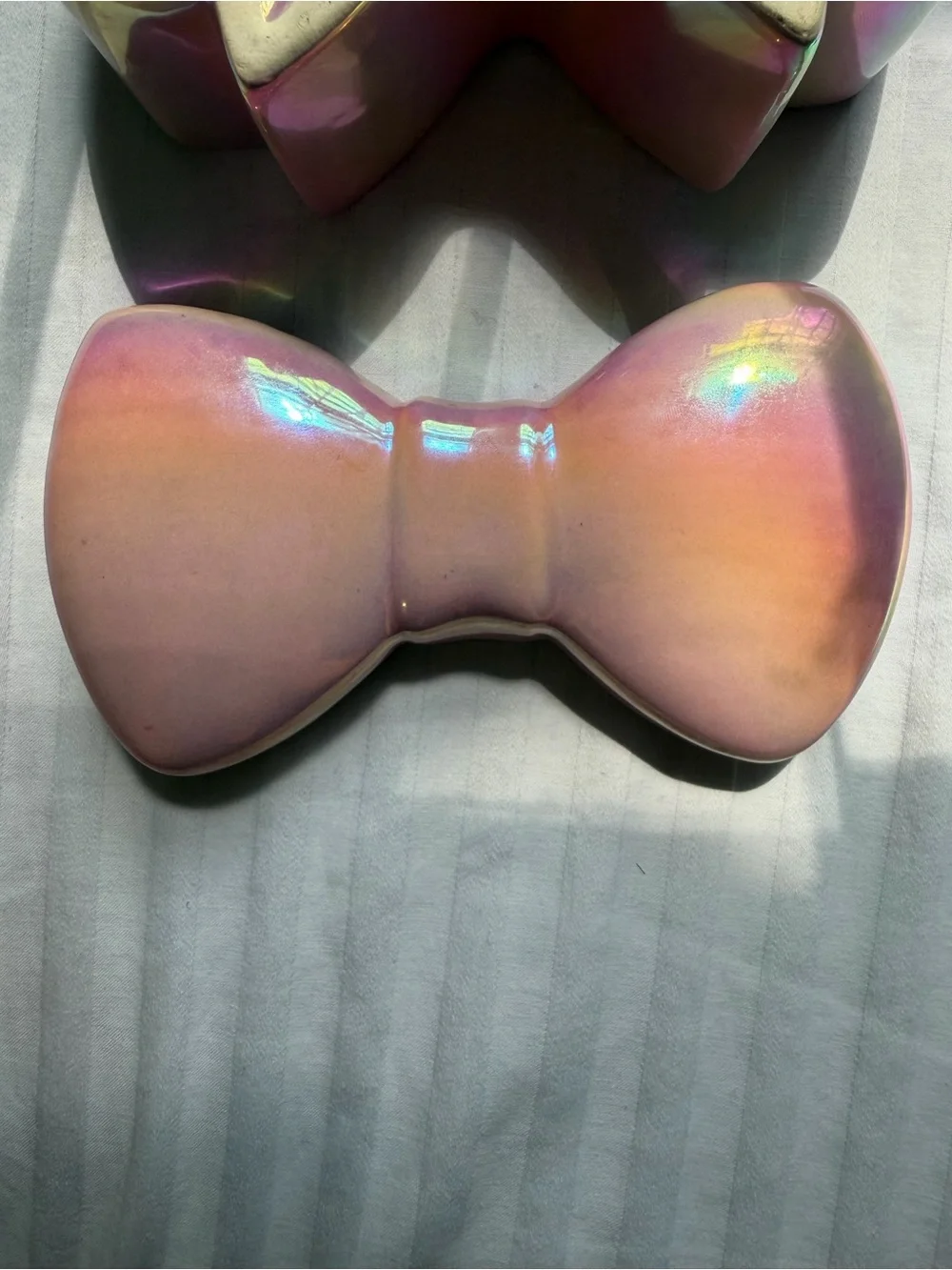 Iridescent pearlescent pink ceramic bow trinket box with removable lid